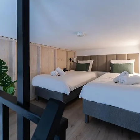 4p, Center, Close To & Station