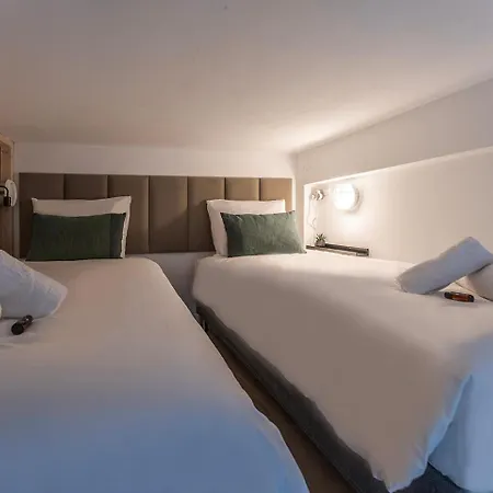 4p, Center, Close To & Station