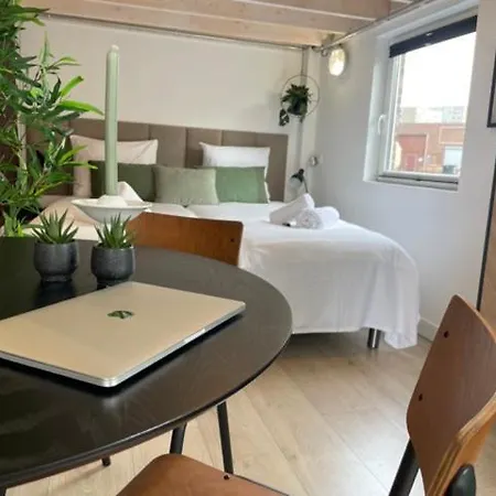 4p, Center, Close To & Station