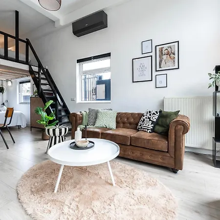 4p, Center, Close To & Station