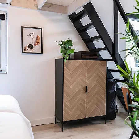 4p, Center, Close To & Station *