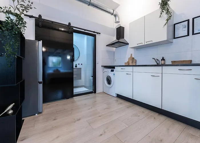 4p, Center, Close To & Station *