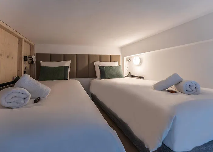 4p, Center, Close To & Station