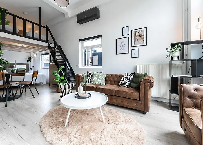 4p, Center, Close To & Station