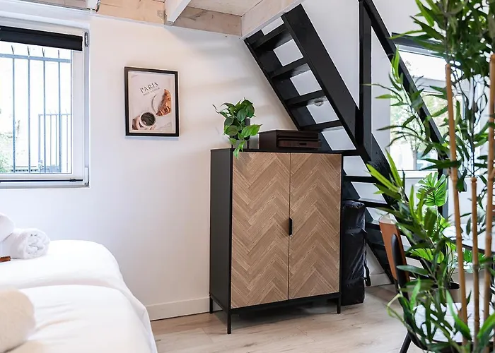 4p, Center, Close To & Station *