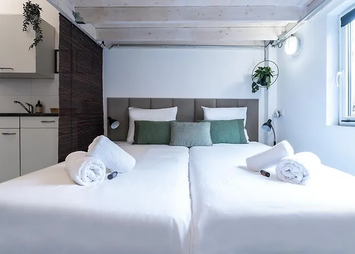 4p, Center, Close To & Station *