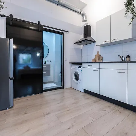 4p, Center, Close To & Station *