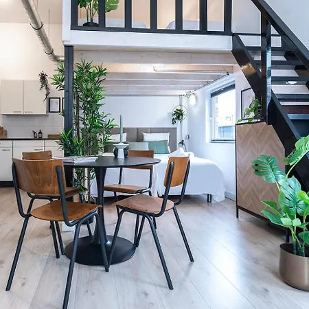 4p, Center, Close To & Station *