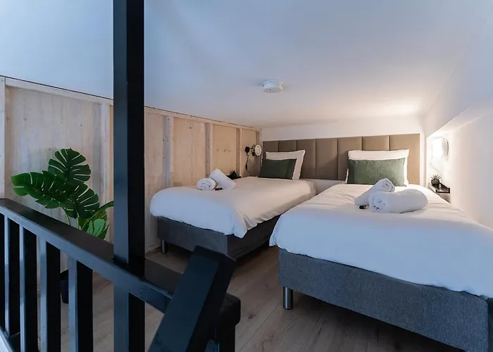 4p, Center, Close To & Station