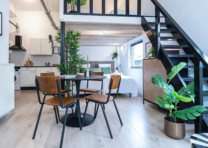 4p, Center, Close To & Station *