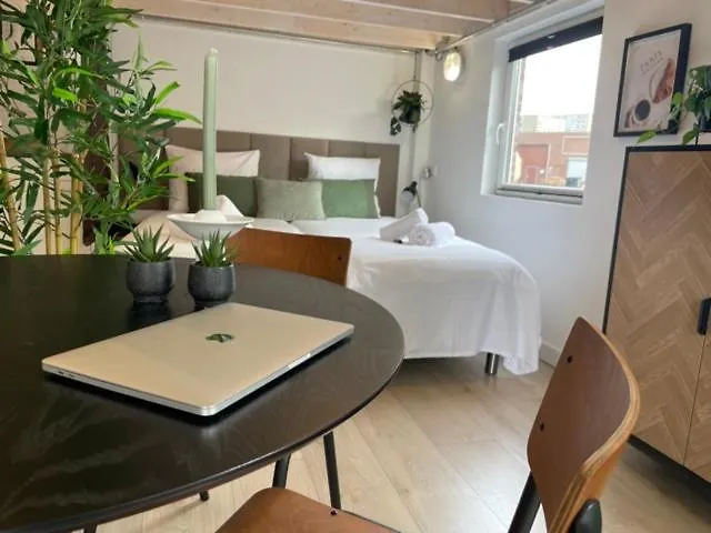 4p, Center, Close To & Station